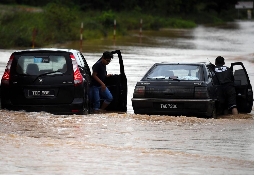 Car stranded in the flood through Jalan Kuantan-Kemaman near Taman Industri Malaysia of Kuantan, on Dec 13, 2018. — Bernama