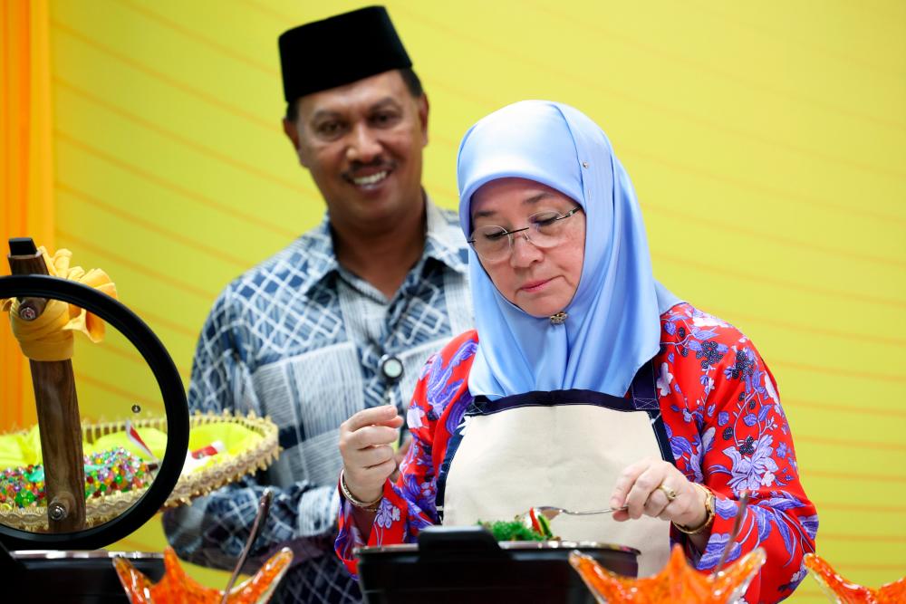 BENTONG, 7 Jan -- Raja Permaisuri Agong Tunku Hajah Azizah Aminah Maimunah Iskandariah berkenan menyempurnakan pelancaran pes asam pedas dan rendang betawi di Pusat Vokasional Industri Bentong, Kompleks Penjara Bentong hari ini. fotoBERNAMA