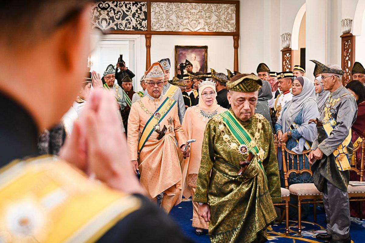 Sultan Pahang Al-Sultan Abdullah Ri’ayatuddin Al-Mustafa Billah Shah dan Tengku Ampuan Pahang Tunku Azizah Aminah Maimunah Iskandariah berangkat tiba pada Istiadat Pengurniaan Darjah Kebesaran dan Pingat Negeri Pahang sempena memuliakan Ulang Tahun Hari Keputeraan Yang Ke-66 Sultan Pahang di Istana Abdulaziz, semalam - BERNAMA