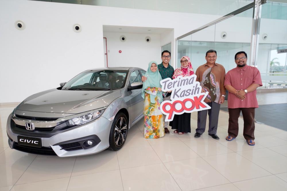 $!The first winner of the Road to 900,000th Unit Milestone Campaign Mohamad Adib Fida’iy (2nd from left) celebrating the joyful moment with his family.