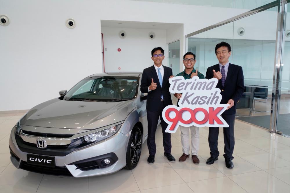 Mohamad Adib Fida’iy (middle), the first winner of Road to 900,000th Unit Milestone Campaign with Honda Malaysia president and chief operating officer Sarly Adle Sarkum (left) and Honda Malaysia managing director and CEO Toichi Ishiyama.