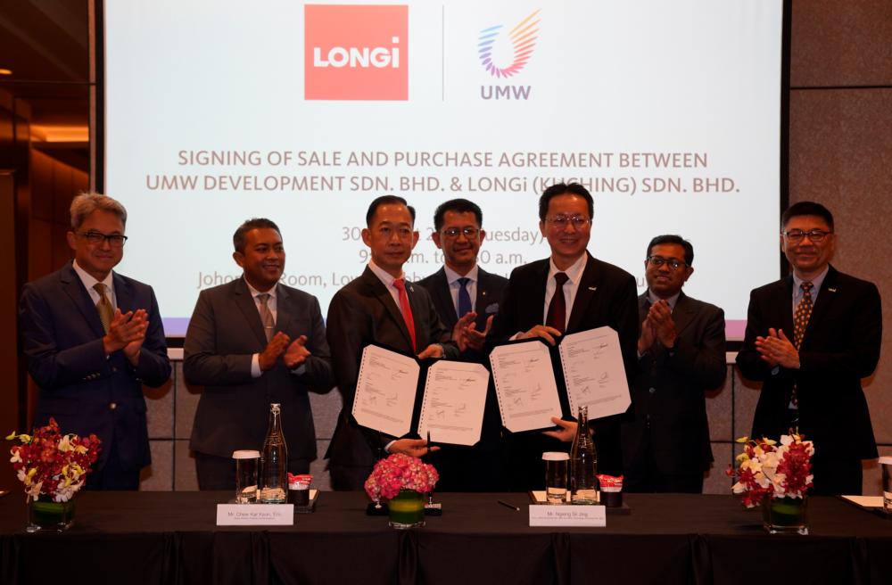 From left: Ahmad Fuaad, Hulu Selangor Municipal Council president Mohd Hasry Nor Mohd, Chew, Invest Selangor CEO Datuk Hasan Azhari Idris, Longi (Kuching) CEO Ngieng Sii Jing, Malaysian Investment Development Authority executive director of investment promotion Sikh Shamsul Ibrahim and Longi planning &amp; operations director Ng Yong Khoi at the signing ceremony.