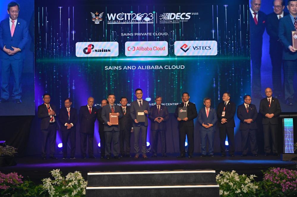 From left: VSTECS CEO JH Soong, Kun Huang, and Busiai Seman exchanged MoA documents at the 27th World Congress on Innovation and Technology (WCIT) witnessed by the Sarawak Premier Tan Sri Abang Johari Openg, Penang Chief Minister Chow Kon Yeow and invited guests.