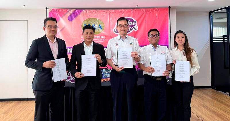 [From left to right] M&amp;A Securities Sdn Bhd deputy head, corporate finance Danny Wong and managing director Datuk Bill Tan with Khee San Bhd executive chairman Yong Loong Chen, CEO Edward Tan Juan Peng, and executive director Ngu Chienn Ying formalising the underwriting agreement for KSB’s rights issue.