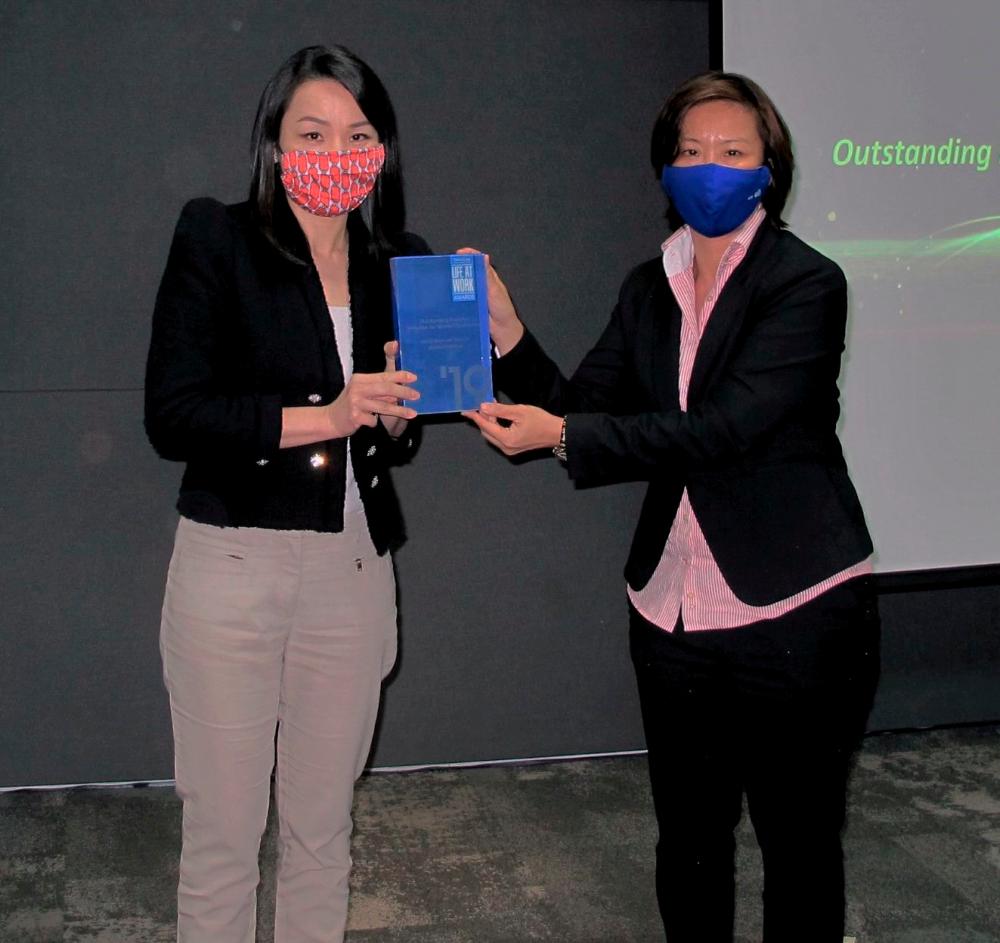 Vaffa Chau (right), Manager, Malaysia Professional Talent Programme from TalentCorp paid a visit to BAT Malaysia to hand over the much-coveted accolade of Outstanding Practice – Initiative for Women Workforce. On hand to receive the award was Felicia Teh, Human Resources Director of BAT Malaysia.