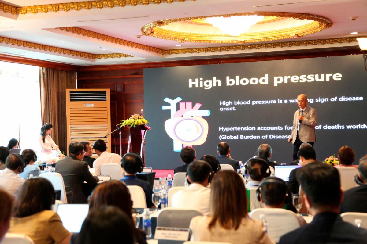 Mr. Lee Byeong-gu, Chief Executive Officer of Raydel Group, was speaking at the symposium in Hà Nội