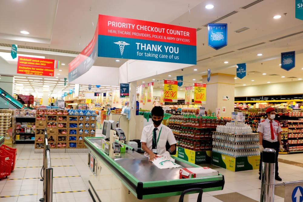 Lulu Hypermarket &amp; Department Store introduces a priority counter dedicated to healthcare workers, police and army officers.