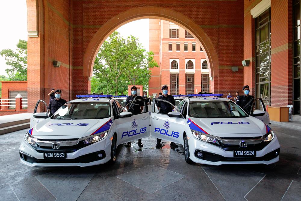 Honda Malaysia presents 425 Civics to PDRM