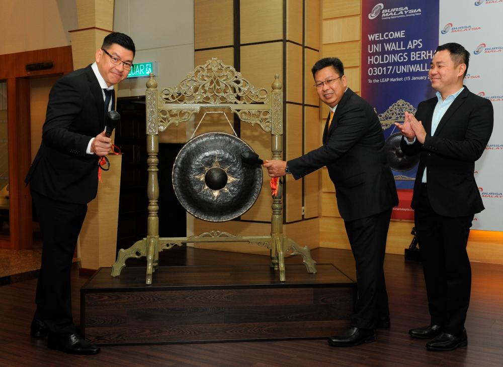 From left :Siow, Executive Chairman of Uni Wall APS Holdings Bhd Siow Hon Yong, and Independent Non-Executive Director, Siew Choon Jern during the listing ceremony at Bursa Malaysia Securities Bhd.