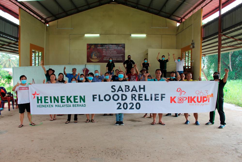 HEINEKEN Malaysia and Kupikupi FM joined hands to provide help to villagers in Sabah who were affected by the recent floods.