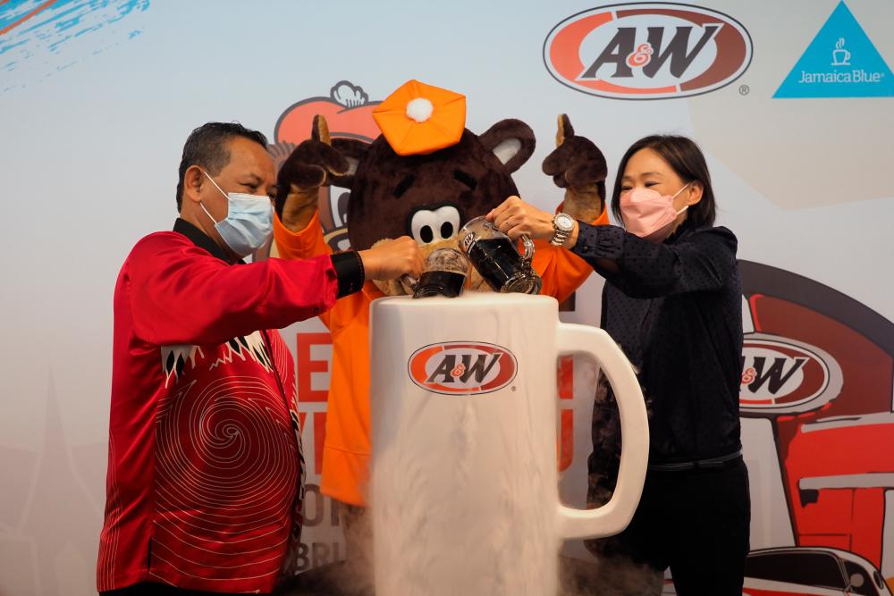 $!MB Aminuddin and Ch’ng commemorating the re-opening of the iconic A&amp;W Seremban Drive-Thru by pouring RB into A&amp;W’s iconic frozen mug