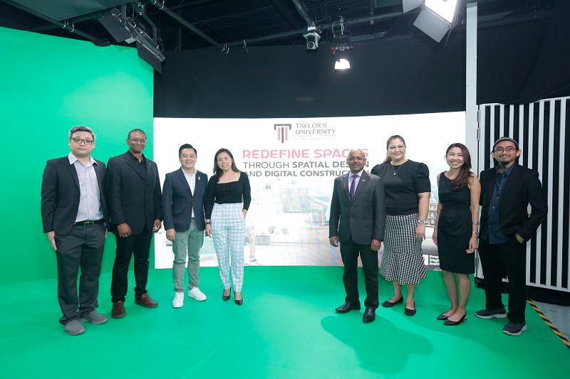 Faculty of Innovation &amp; Technology members at the launch of Malaysia’s first-of-its-kind futuristic focused programmes enhanced with Southeast Asia’s world-class future of extended reality (XR) learning centre, VORTEX XR Lab, to produce future-ready graduates to meet the demand for digital talent.