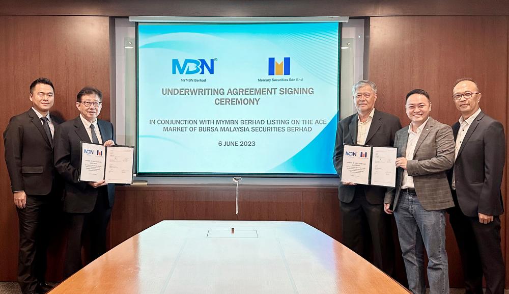 From Left: Mercury Securities’ Director of Corporate Finance, Eric Chong Soo Keng, , Mercury Securities’ Managing Director of Mercury Securities, Non-Independent Non-Executive, Chew Sing Guan, Chairman of MYMBN,Liw Chong Liong, Chen and MYMBN’s Non Independent Non-Executive Director, Lee Wei Kong, at the signing ceremony