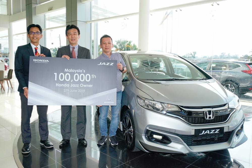 From left: Honda Malaysia chief operations officer Sarly Adle Sarkum, Ishiyama and Kelvin, with the 100,000th Jazz delivered to the latter.