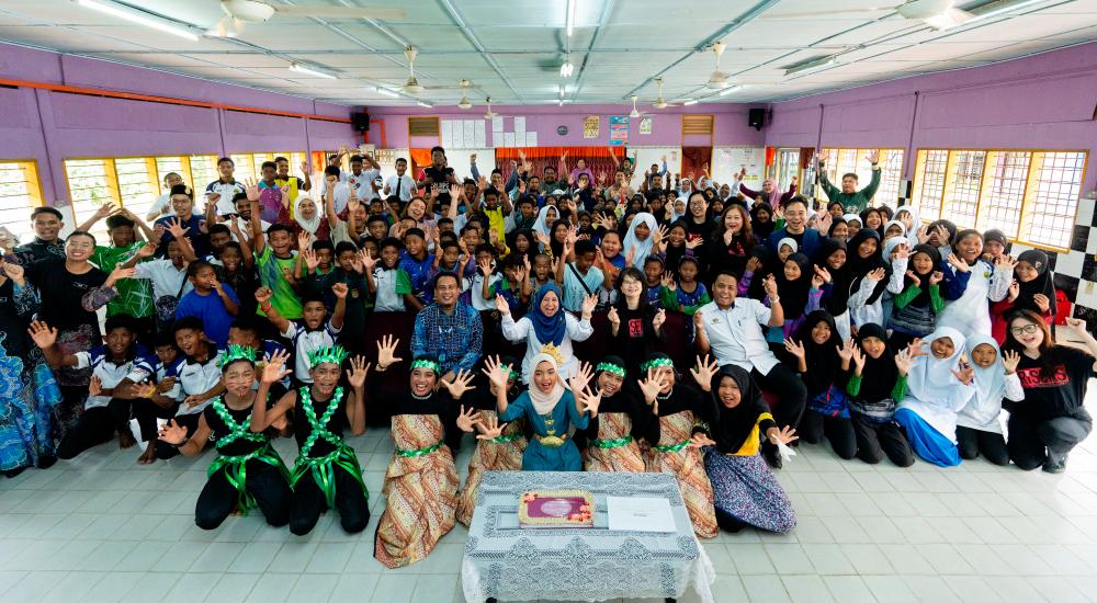 Taylor’s College and Sekolah Kebangsaan RPS Banun celebrate the launch of the Learning Hub, uniting the Orang Asli community in Gerik to empower education and collaboration.