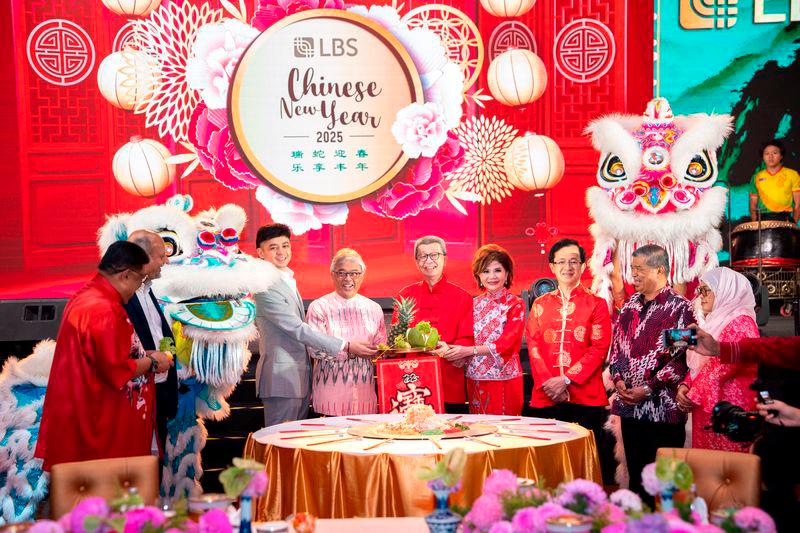 His Royal Highness the Sultan of Pahang and His Royal Highness the Crown Prince of Pahang graced the Majlis Santapan Tengahari 2025 with LBS at Shangri-La Hotel, Kuala Lumpur, marking the symbolic opening of the event with the presentation of an auspicious plate.