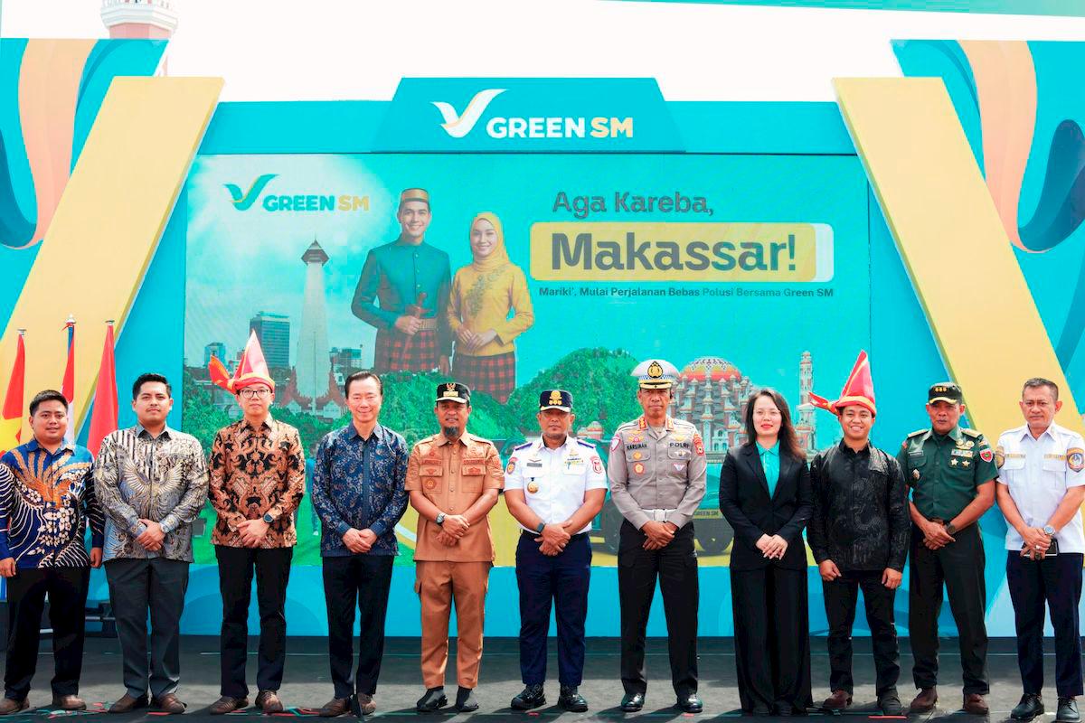 Deny Tjia, Managing Director of Green SM Indonesia (third from left), joined representatives of the South Sulawesi provincial government, Makassar city authorities, and invited partners at the grand opening ceremony.