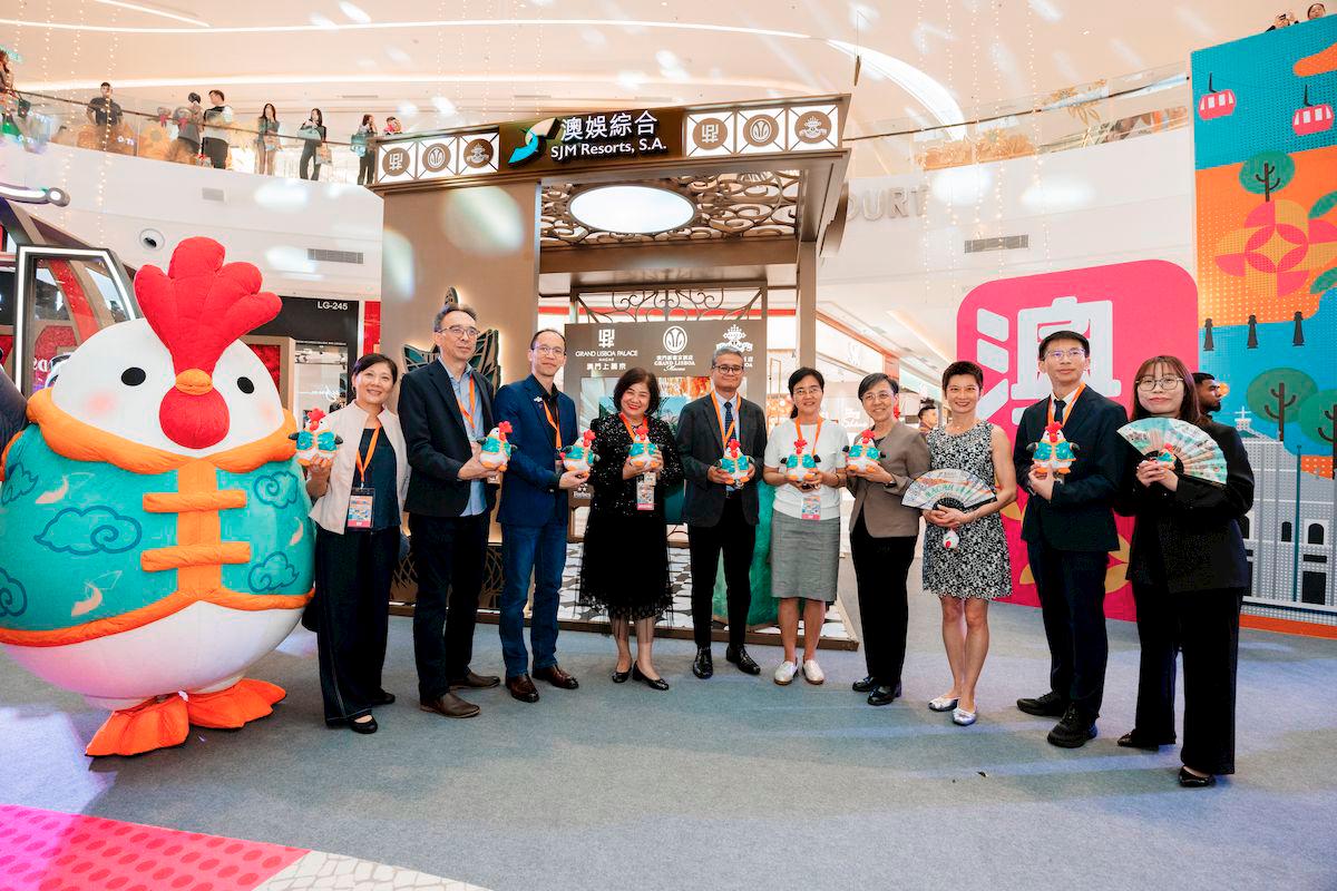 The officiating guests from Macau and Malaysia toured SJM’s booth, accompanied by its representatives at Kuala Lumpur’s IOI City Mall.