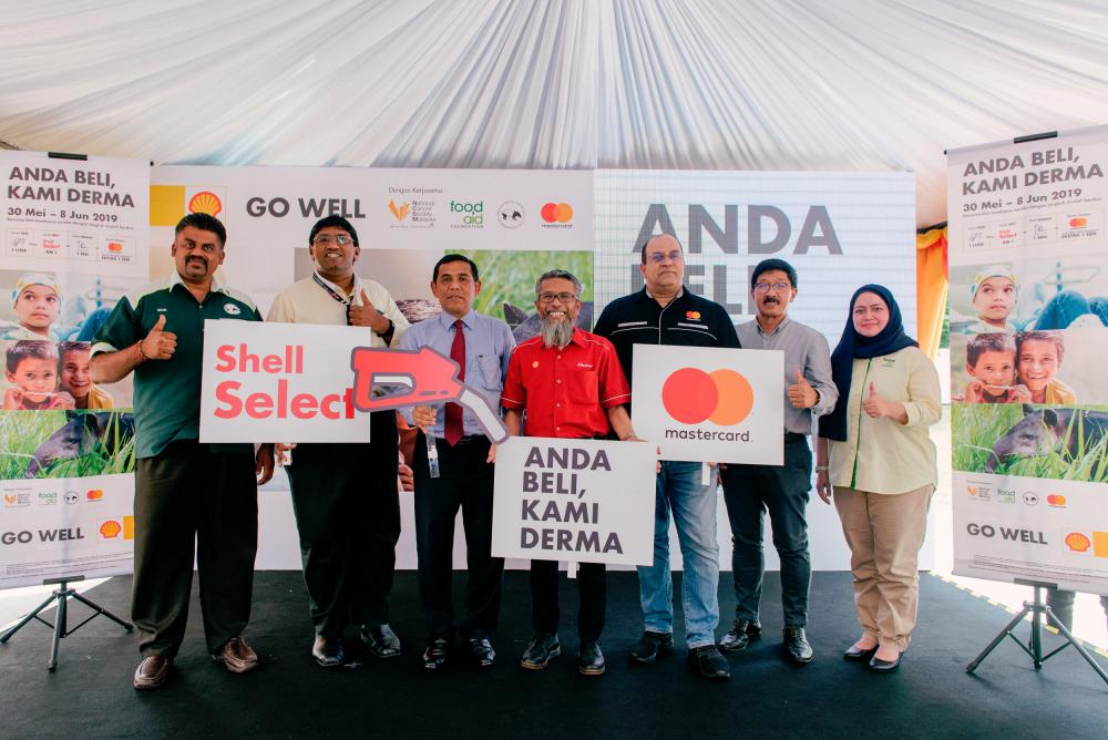 In this May 23 image, when Shell launched the ‘Anda Beli, Kami Derma’ Hari Raya charity campaign, are (from left) MNS executive director IS Shanmugaraj, NCSM medical director Dr M. Murallitharan, Ministry of Domestic Trade and Consumer Affairs secretary-general Datuk Muez Abd, Shairan, Mastercard vice-president and head of market development Devesh Kuwadekar, Food Aid Foundation founder Rick Chee and operations director Hayati Ismail launching the campaign.