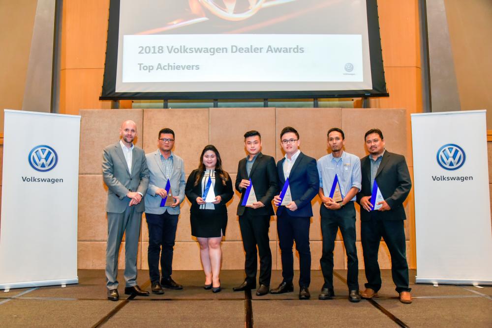 $!Winter (far left) with the six Overall Top Achievers 2018 from the Volkswagen dealer network.