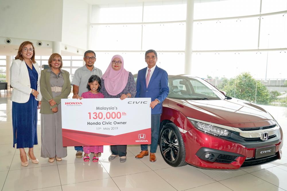 $!Fatihah (2nd from right) with her husband (3rd from left) and child, together with Honda Malaysia head of sales division Sunita Prabhakaran (left), Jahabarnisa (2nd from left) and Botanic Auto Mall dealer owner, Datuk Mahfoz Hamid.