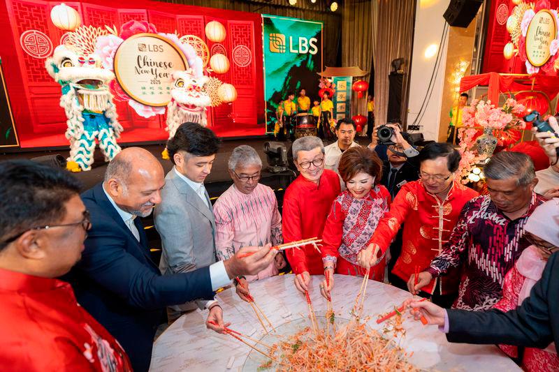 $!His Royal Highness Sultan of Pahang and His Royal Highness The Crown Prince of Pahang participated in the Lou Sang, a Malaysian Chinese tradition, at the Majlis Santapan Tengahari 2025 with LBS at Shangri-La Hotel, Kuala Lumpur.