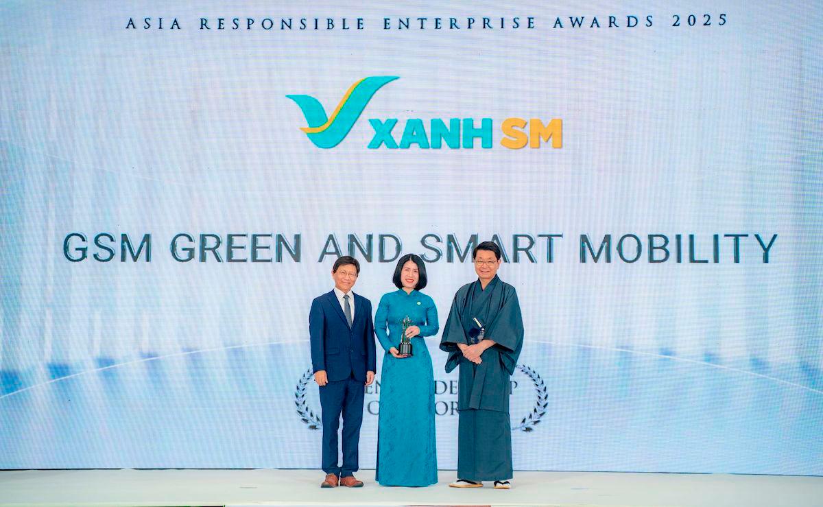 Ms. Phan Thi Hong Dung – Director of Training and Culture Development at GSM (center) represented the company to receive the award at the event.