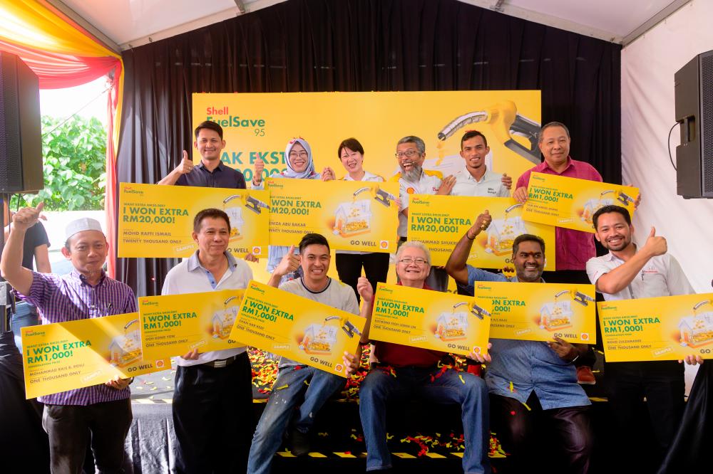 $!Shairan (back row, 3rd from right) with the grand and consolation prize winners of the Nak Ekstra RM20,000? campaign.