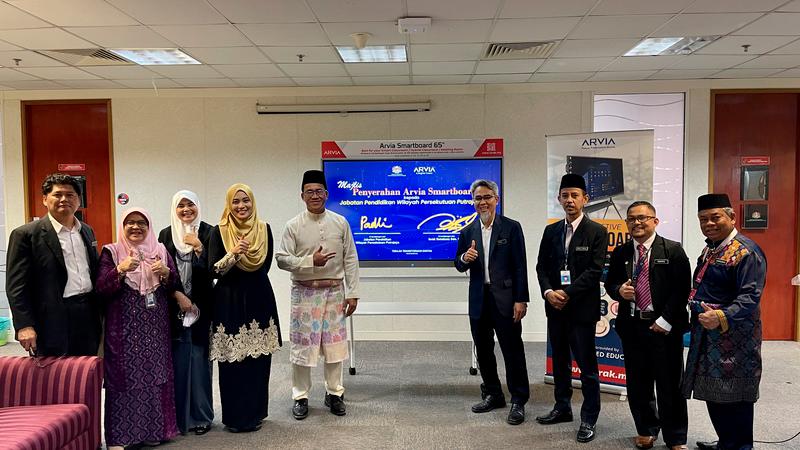 $!Arvia Team &amp; Putrajaya Federal Territory Education Department Representative.