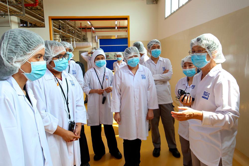 $!Batu Tiga Factory factory manager Chong Yoke Fong (right) explaining about the recently expanded Culinary Plant, which is equipped with facilities to handle the complexity of a high number of ingredients and recipes.