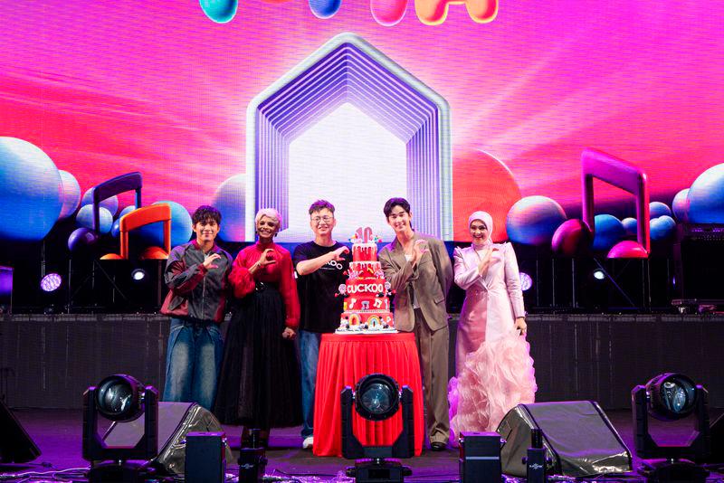 $!Kim Soo Hyun (second from right) joins the current ambassador lineup to amplify CUCKOO’s efforts to inspire more Malaysians to be #SAMASAMAHealthier. Also pictured are (from left) CUCKOO Brand Ambassadors Phei Yong and Jaclyn Victor; Executive Director &amp; CEO of CUCKOO International (MAL) Berhad, Mr. KC Hoe (Hoe Kian Choon); and Dato’ Sri Siti Nurhaliza.