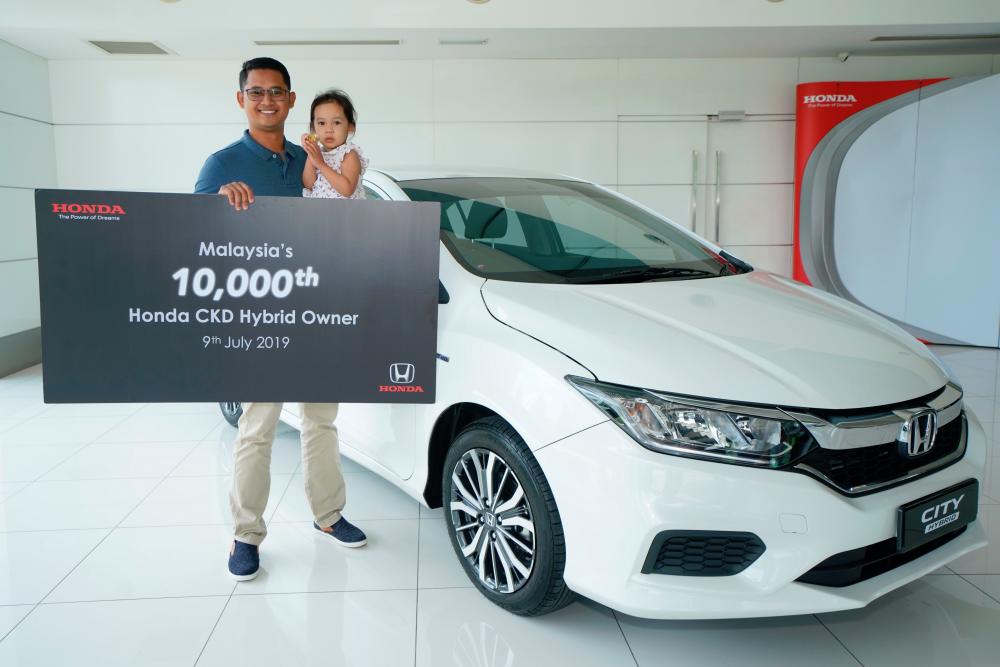 Honda Malaysia delivered the 10,000th CKD hybrid unit - a City Hybrid - to new owner Saddam Hassan Abdul Salim (with daughter) at Macinda Auto Sdn Bhd, a Honda dealership in Kuantan.