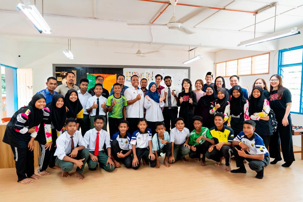 $!Taylor’s College stated that with the RM20,000 provided by Taylor’s College to Dass, winner of the RISE Educator Award 2024, the Learning Hub was brought to life through the “unwavering dedication of teachers and students”, who worked tirelessly to build it from scratch.