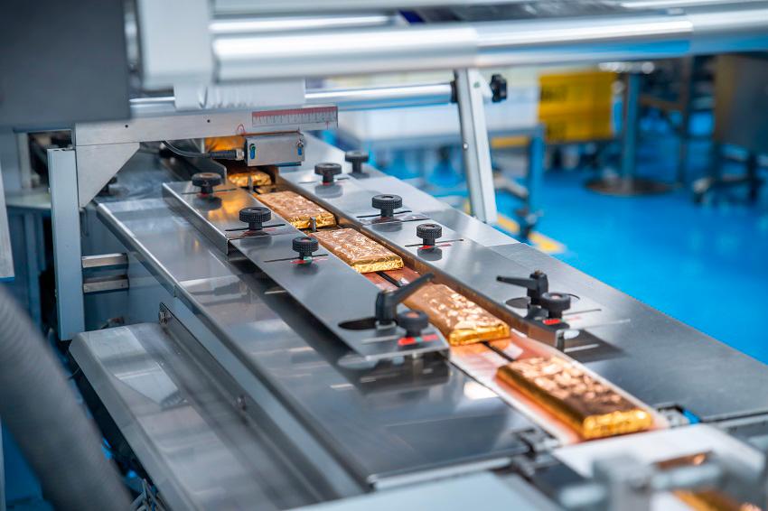 The chocolate bars are packaged in gold foil and sleeve before being distributed across Malaysia and Southeast Asia. $!The chocolate bars are packaged in gold foil and sleeve before being distributed across Malaysia and Southeast Asia.