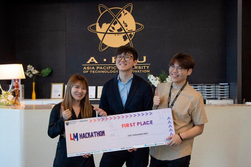 $!Team Alpacaverse (From left): Chua Rou Lin, Leo Wai Yei (Team Lead) and Khor Zhen Win, the Champion of UM Hackathon in Domain 2: Obstetrics and Gynecology.