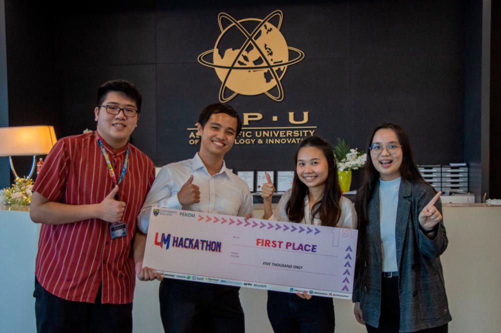Team Datapeks (From left): Woon Eusean, Hoh Shen Yien (Team Lead), Nicole Ee Sze Mien and Teow Jing Wern Cassandrea, won a Champion in Domain 1: Venture Capital at the UM Hackathon.