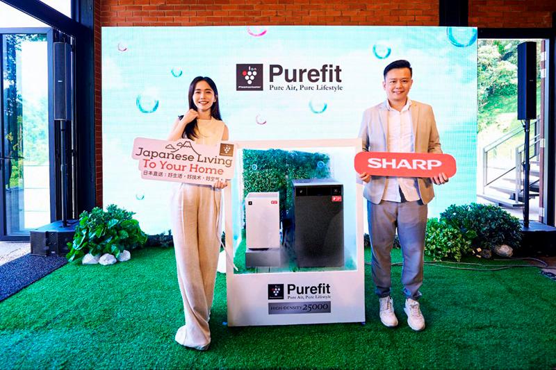 $!Local celebrity and Sharp product ambassador Emily Chan (left) and Sharp Electronics Malaysia managing director Ting Yang Chung during the special “Japanese Living To Your Home” event.