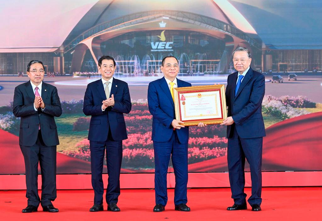 Vietnam’s Party General Secretary Tô Lâm presents the First-Class Labor Order to Mr. Phạm Nhật Vượng – Chairman of Vingroup – in recognition of the Group’s outstanding achievements, at the National Exhibition Fair Center in Hanoi, Vietnam.
