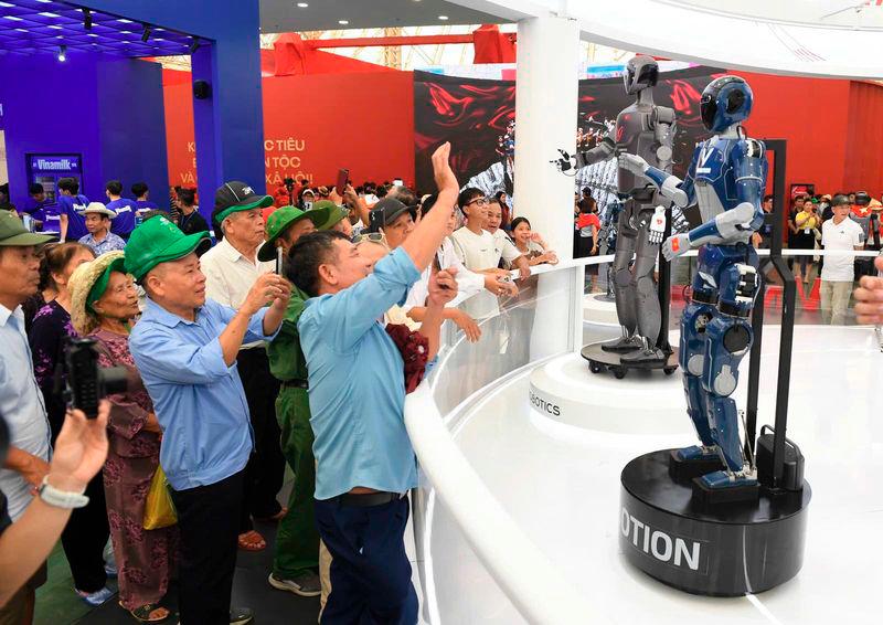 Technology products of Vingroup such as VinRobotics and VinMotion at the the exhibition. $!Technology products of Vingroup such as VinRobotics and VinMotion at the the exhibition.