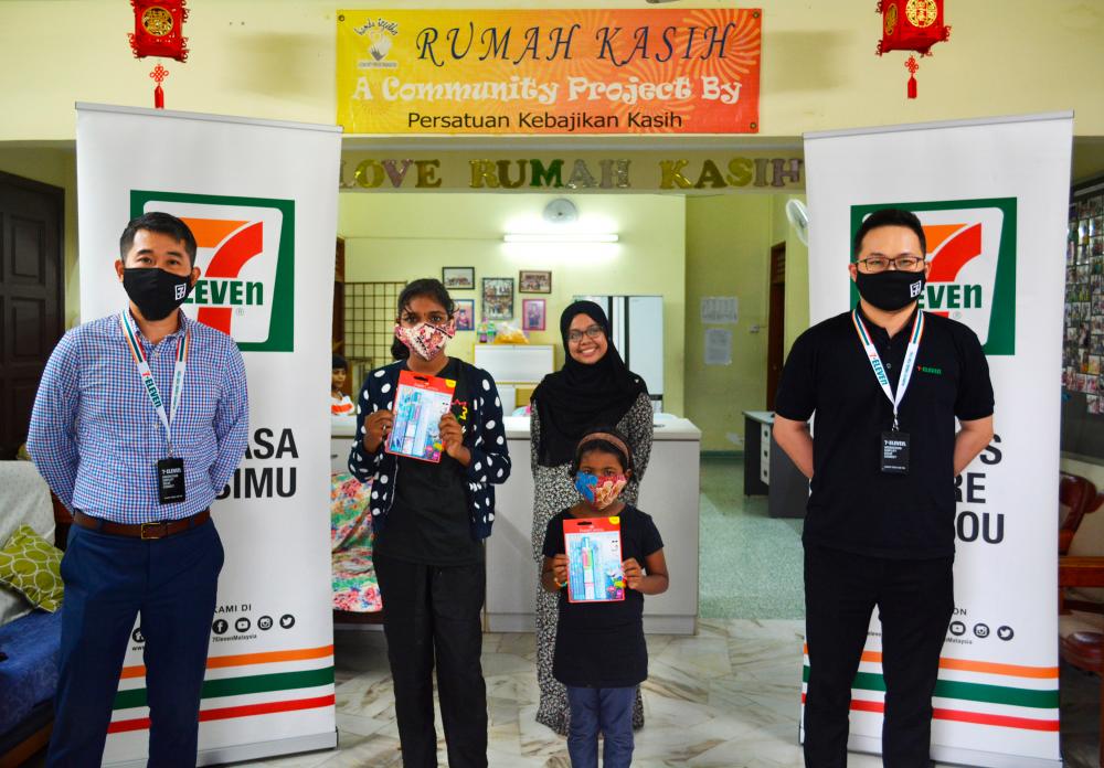 7-Eleven Malaysia General Manager of Marketing Ronan Lee along with some of the recipients of Rumah Kasih and team members from 7-Eleven Malaysia &amp; NGOhub.