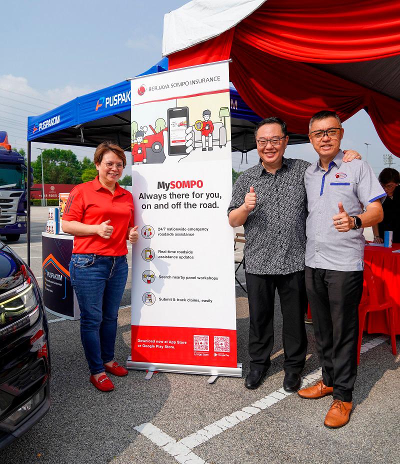 From left: Berjaya Sompo Insurance Berhad Chief Distribution Officer, Phang Yin Peng, PERWAKIM President, Chong Kok Wai and PERWAKIM Vice President, Jimmy Hoh.