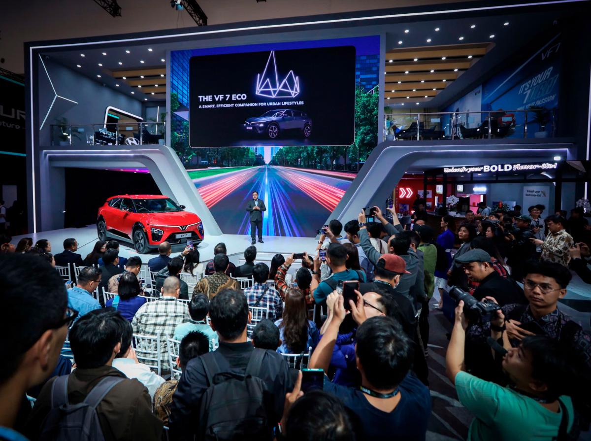 A VinFast representative officially introduces the VinFast VF 7 model at GIIAS 2025.