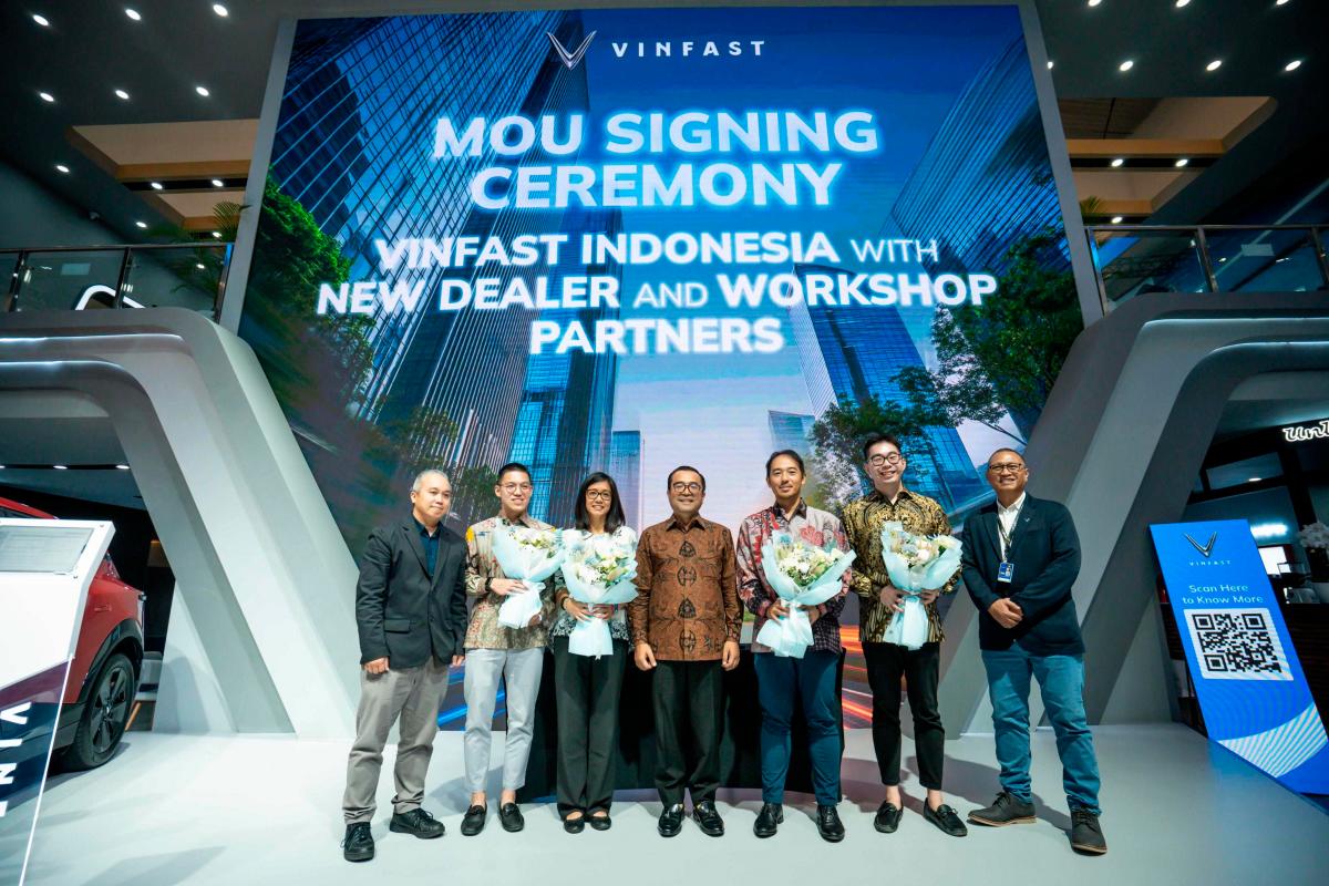 Mr. Kariyanto Hardjosoemarto – CEO of VinFast Indonesia (fourth from the left) – with representatives of new service workshop partners at the MOU signing ceremony held during GIIAS 2025.