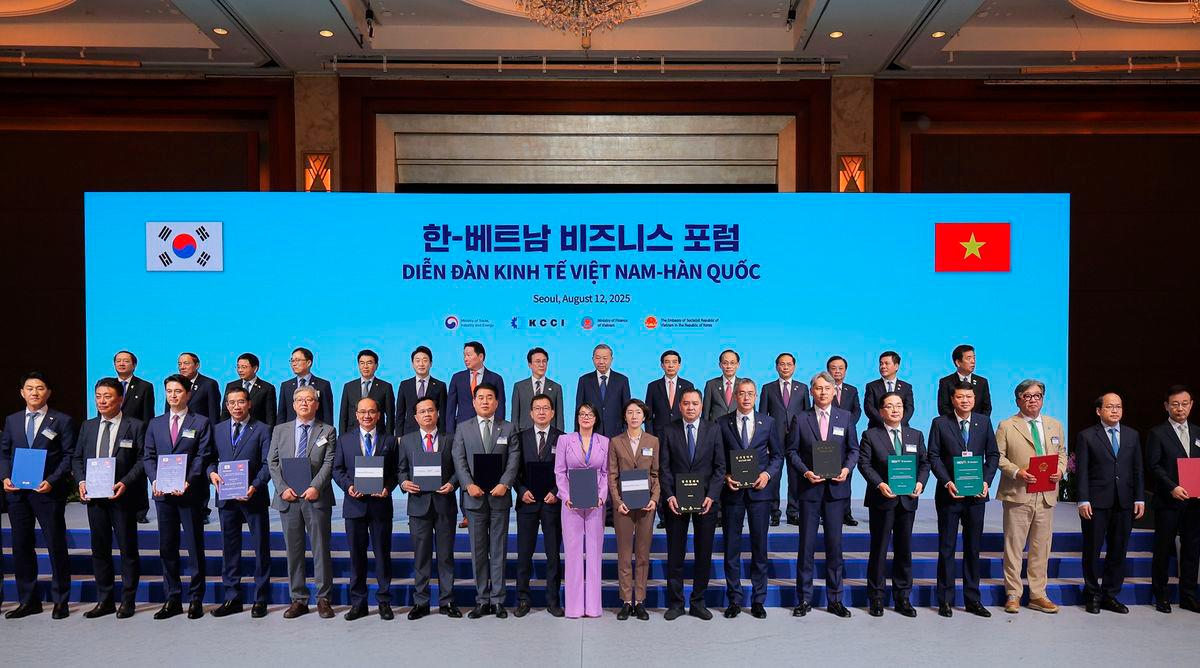 General Secretary To Lam, South Korean Prime Minister Kim Min Seok, and other high-ranking officials from both nations at the signing ceremony of the memorandum of understanding between Vinpearl and South Korean enterprises.