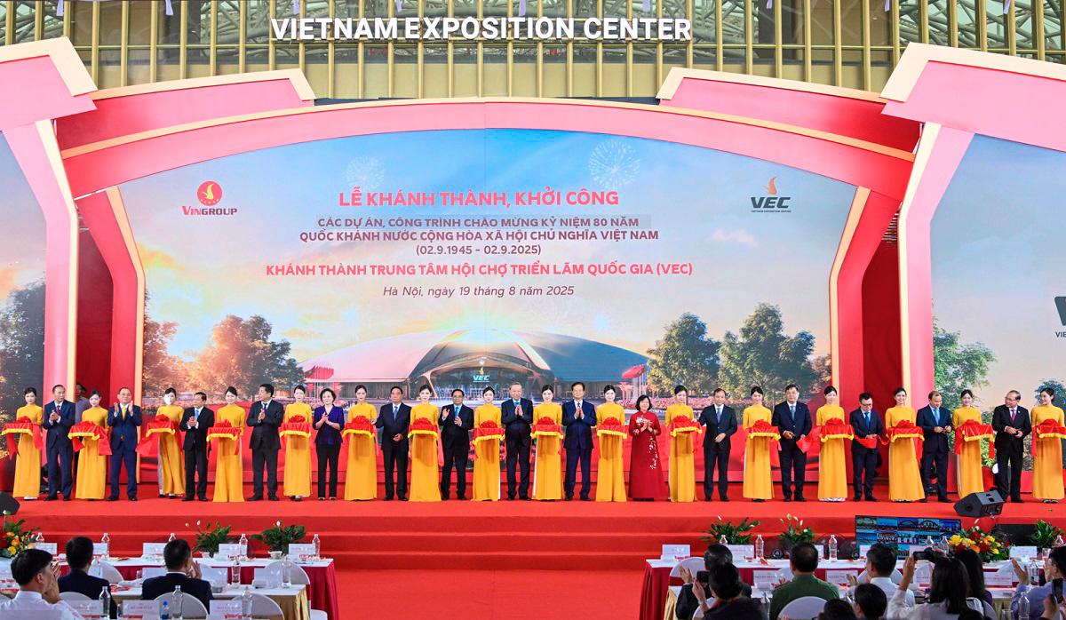 The General Secretary, the Prime Minister, and other delegates cut the ribbon to inaugurate the National Exhibition Fair Center – a key national project.