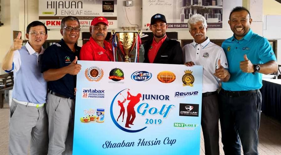 (L to R) TC Gooi – member of the organising committee; Hairul (Zaini –Tournament Director of the event ; Sivanandan Chinnadurai – Executive Director SportExcel; Shaaban Hussin –Malaysia’s golf icon; Dina Rizal –Chairman- SportsUnite Sports Club; and Azemi Jusoh – Chief Referee of the event.