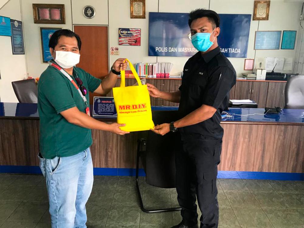 MR. D.I.Y. donated 300,000 3-ply face masks to public services on the front line in the fight against the ongoing COVID-19 outbreak.