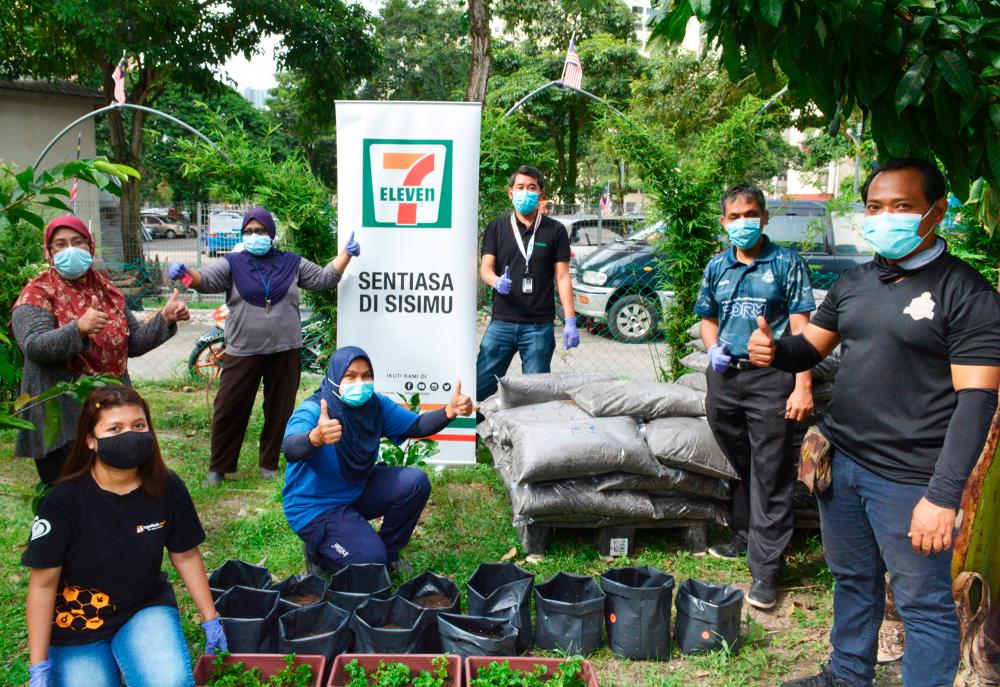 7-Eleven Malaysia’s General Manager of Marketing, Ronan Lee (centre) and Chairman of Mutiara Magna Community Garden, Zuredisham Zulklepli (second from right) along with residents and representatives from NGOhub.