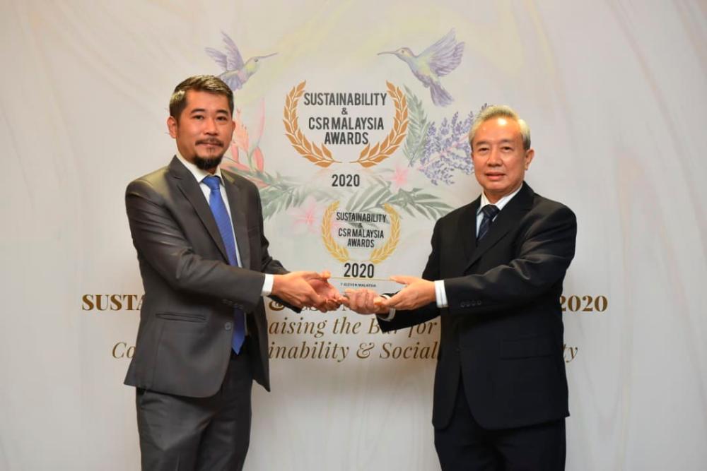 7-Eleven Malaysia general manager of marketing Ronan Lee (left) receiving the award from CSR Malaysia managing editor and co-chairman Lee Seng Chee.