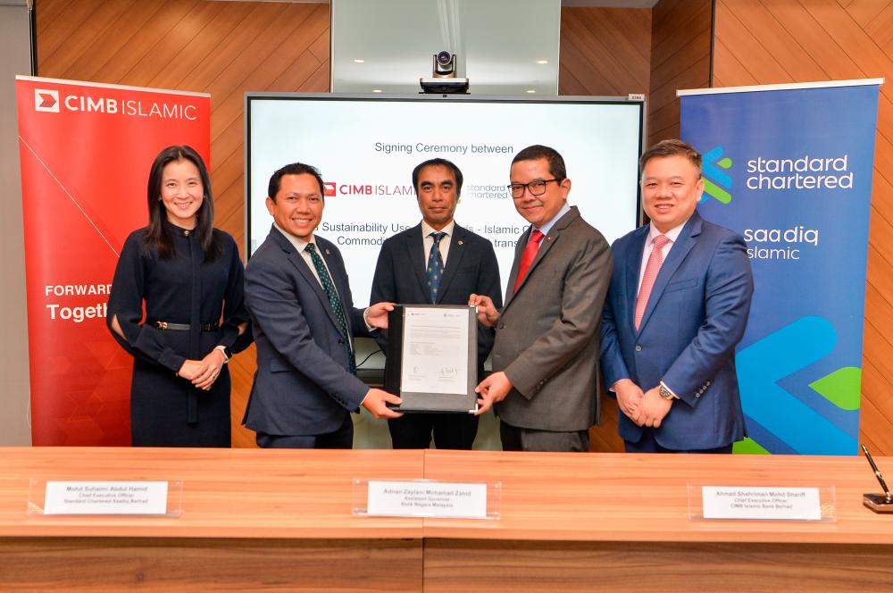 From left: Standard Chartered head of financial markets corporate sales Asean Sylvia Wong, Standard Chartered Saadiq Malaysia CEO Mohd Suhaimi Abdul Hamid, Bank Negara Malaysia assistant governor Adnan Zaylani Mohamad Zahid, CIMB Islamic Bank Bhd CEO Ahmad Shahriman Mohd Shariff and CIMB group head of treasury &amp; markets Chu Kok Wei at the signing ceremony.